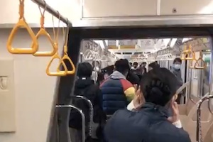 【札幌】札幌の南北線車内から3人の駅員に連れ出される男の動画が話題に。