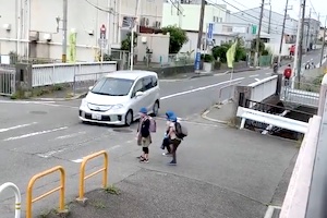 【堺市】横断歩道で待つ小学生をガン無視する車たちの映像が炎上中。