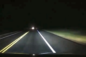 【動画】これは完全なトラップ。真っ暗な道路に突然現れた故障車に突っ込む車載。
