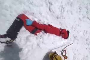 富山県警察山岳警備隊による剱岳滑落者の救助映像。