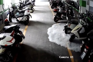 重たい煙。中国の駐輪場で充電中の電気スクーターが爆発炎上し周囲のバイクを巻き込む火災に。