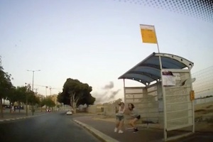 【衝撃】ガザからのロケット弾が着弾する瞬間を記録していたドラレコ動画。