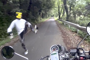 【栃木】琴平峠の奇行種。走行中のバイクに蹴りを入れてくるヤバい男が撮影される。