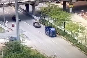 【動画】中国で猛スピードのテスラがトラックに突っ込んで運転手が即死。