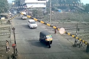 【動画】インド人のみなさん遮断機が降りかけている踏切でもバンバン進む。