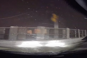 大雨の首都高でハイドロプレーニング現象を起こして事故るベンツのドラレコ。