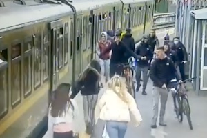 海外のDQNが意味不明なほどDQNな動画が炎上中。DQN集団によって少女が電車とホームの間に落とされてしまう。