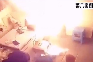 【動画】中国でまたバッテリーが爆発。室内で充電していたEV自転車用バッテリーが爆発して2人がやけど。