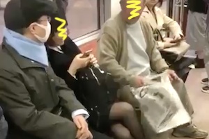 【長田】老害vs美脚女子。電車内で足を組んだ女性を叩くおっさんの動画が話題に。