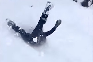 【滑落】雪山からすごい勢いで転がり落ちる女性を撮影した映像。