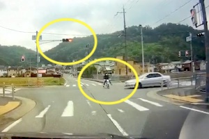 【兵庫】これはヤベえ。信号無視のバイクがアコードにはねられる瞬間の映像。