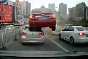 【衝撃】中国でアクション映画のような交通事故が撮影される。