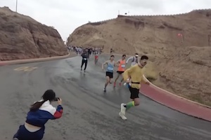 【動画】死亡率が高すぎる中国のクロスカントリーマラソン。172人中21人が死亡。