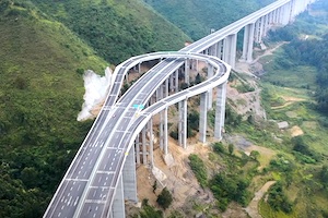 高速道路にUターンレーン？独創的なデザインの中国の高速道路を空撮。