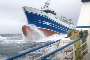 嵐の中を進む漁船を真横から撮影した映像が恐怖すぎて・・・。