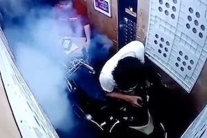 【中国】エレベーターの中で電動スクーターが発火してしまう事故ふたたび。