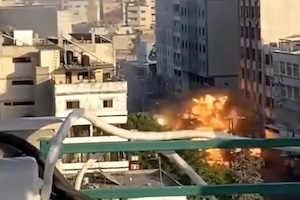 ガザ地区のビルにミサイルが命中する瞬間のすごい映像が公開される。