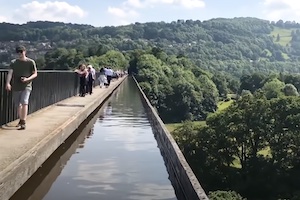 【動画】18世紀に作られたイングランドとウェールズの歴史的な運河を行く映像。