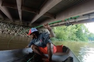 こんな間抜けな釣り人は見たことがない！大きな魚を釣って大切な物を失ってしまった男の動画。