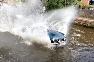 【動画】オープンカーで大きな水溜りに凸するおっさんがかっこいいイギリスの魔の道路まとめ。