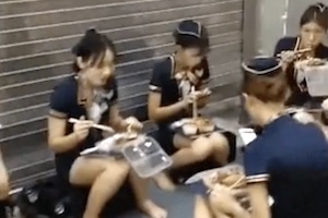 【動画】人目を気にせず地べた飯をする中国の客室乗務員たち。