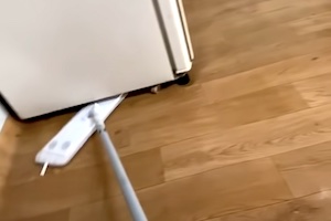 【動画】冷蔵庫の下に隠れたネズミvsクイックルワイパー。これ激しくワロタｗｗｗ