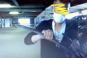 【埼玉】ショッピングモールに停めてある車からワイパーブレードだけを盗む怪しい男が撮影される。