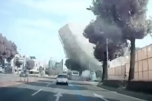 【韓国】これは死ぬ。解体工事中のビルが道路に倒れ込む事故の映像があまりにもひどい。