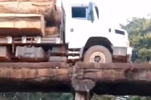 不安しかない。木製の橋を渡ろうとした重量物を載せたトラックが(@_@;)