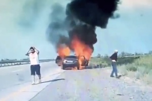 【衝撃】道路脇で炎上する車に取り残された女性2人が焼死した事故の映像。