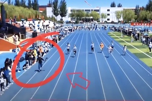 男子100メートル走で選手たちより目立ってしまったカメラマンの映像が人気に。