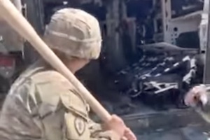 装甲車の中に現れた一匹のアライグマにパニックになる海兵隊さんたちの映像が人気に。
