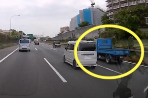 これは怖い。東名高速を走行中に前のトラックから鉄板が飛んでくる恐怖のドラレコ。