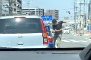 【動画】大阪の交通トラブルやばすぎｗｗｗ顎マスクDQNの構えて右パンチｗｗｗ