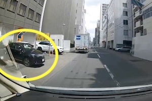 【札幌】なんだこの事故！タイムズからフル加速で工事中のビルに飛び込む車。
