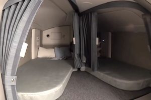快適なクルー専用ベッドルーム。エアバスA350の内部を紹介してくれる映像にワクワク。