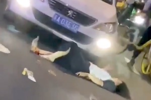 【衝撃】道で倒れている女性に車で止めを刺しに行くヤバい中国の動画。