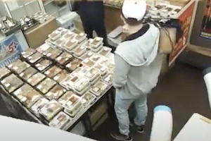 【動画】弁当店キッチンDIVEに店員に向かってお金を投げつけるDQN客が現る。