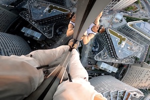 世界一危険なユーチューバー、フランスの超高層ビルの外壁を登る（高所恐怖症）