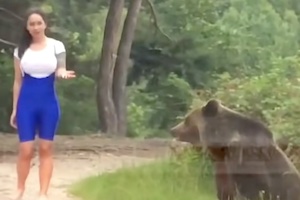 【動画】道路に降りてきた野生の熊と記念写真を撮ろうとした愚かな女性。