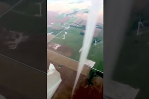 飛行機で竜巻に近接遭遇。地表へと伸びる渦に極限まで近づいた飛行機からの映像。