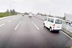 【東関道】オラどけ運転失敗。猛スピードの商用バンが不様なスピン事故を起こすドラレコ。
