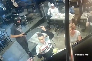 【動画】これが拳銃を持った強盗に襲われた時の正しい作法。