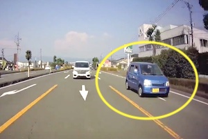 【熊本】小学生がたくさんいる歩道に突撃するヤバすぎる軽自動車が撮影される。