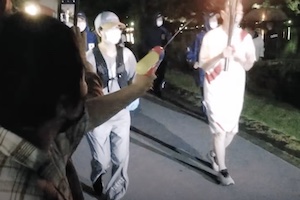 【茨城】聖火ランナーの聖火を消そうとした女の動画。（現行犯逮捕）