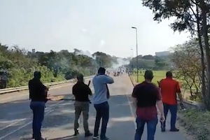 【動画】南アフリカ暴動で武装した市民が暴動に発砲している映像が話題に。