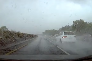 【新竹】雨道で190km/h出していた暴走車が他車を巻き込んで事故るドラレコ。