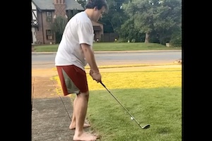 自宅の玄関前でゴルフの練習をしていたこの男ワロタ９秒動画。