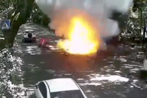 【動画】中国で走行中の電動バイクが突然爆発。