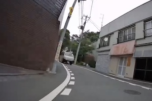 【動画】どっちも悪い？狭路でスピードを出しすぎたバイクがハイエースと正面衝突する車載。
